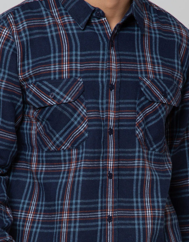 Details Flanel Yarn Kemeja Pria
