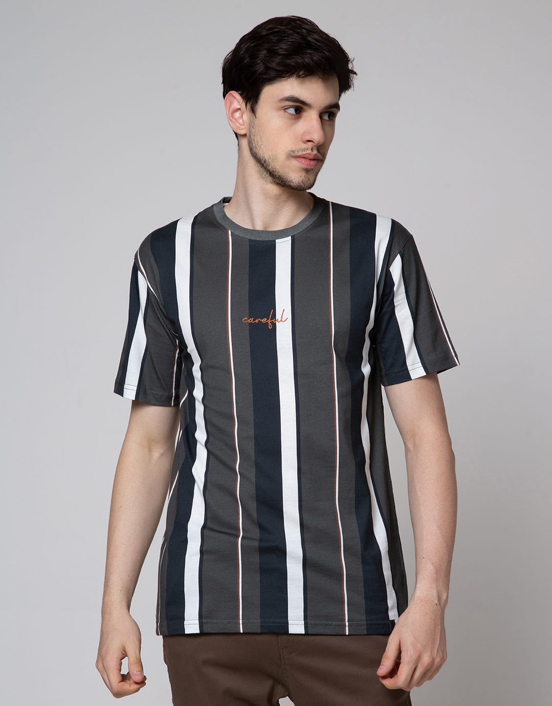 Details Neck Print Stripe Kaos Pria