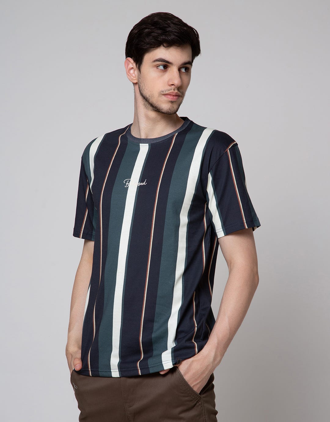 Details Neck Print Stripe Kaos Pria