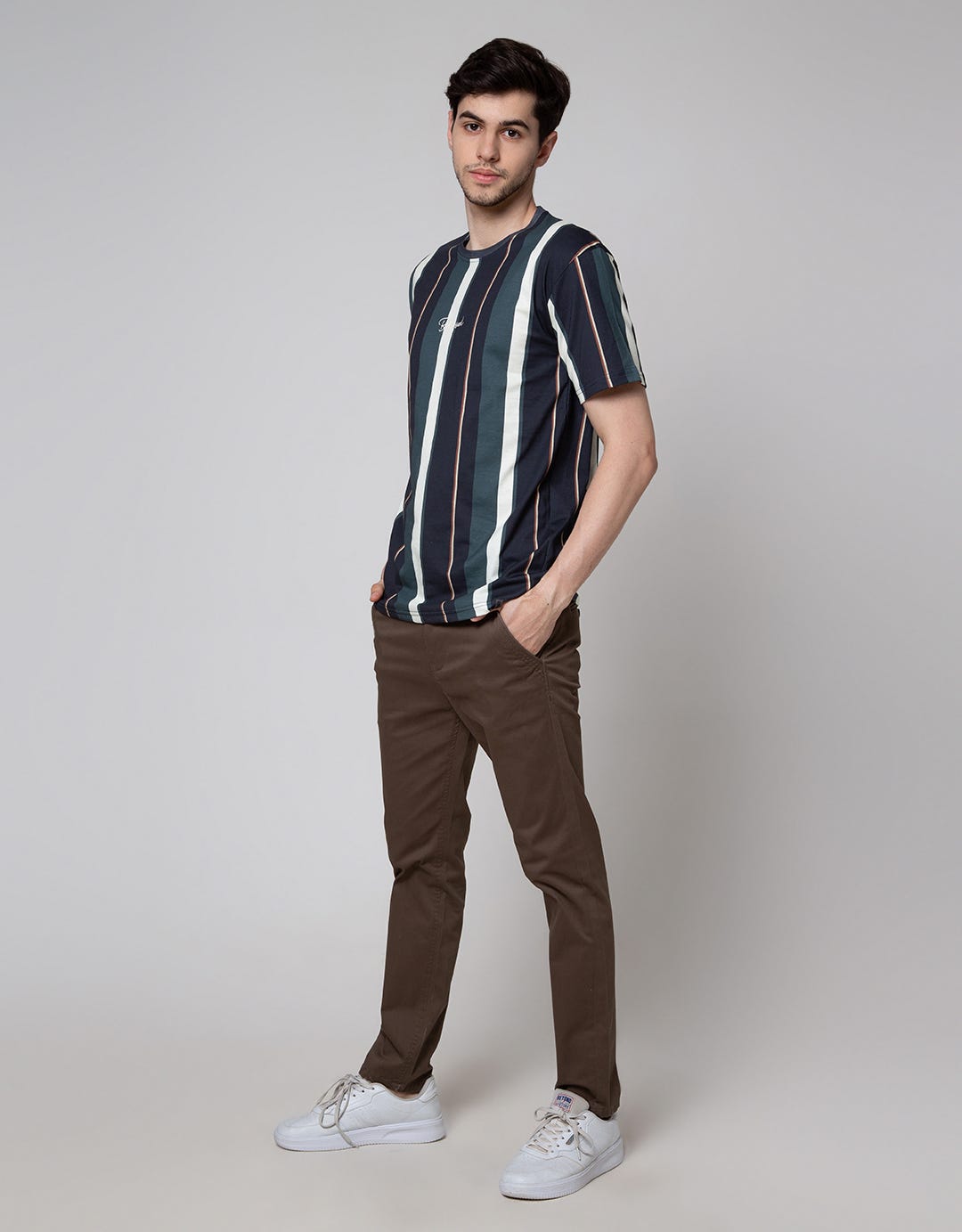 Details Neck Print Stripe Kaos Pria