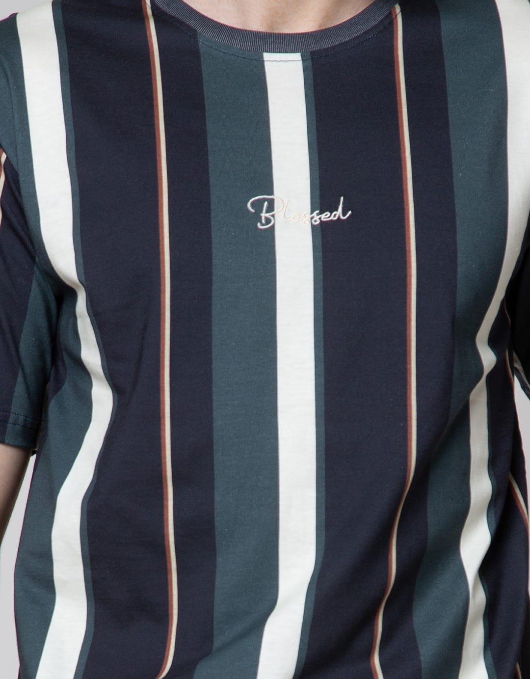 Details Neck Print Stripe Kaos Pria
