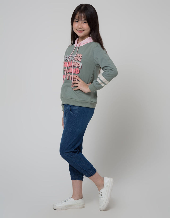 Nevada On The Good Sweater Anak Perempuan