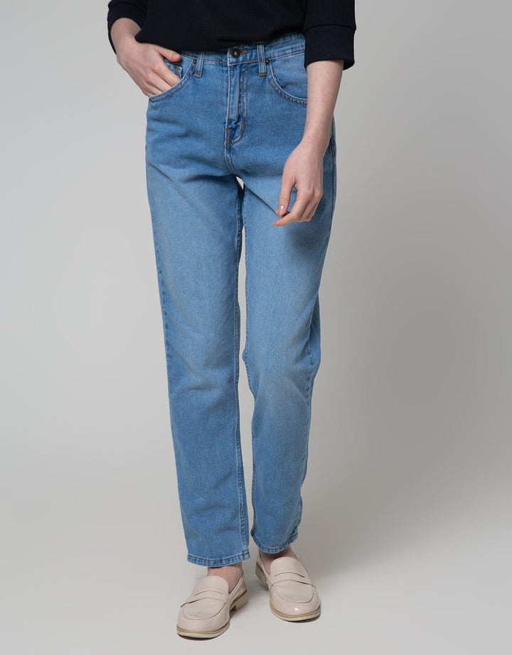Nevada Regular Wash Celana Denim Wanita