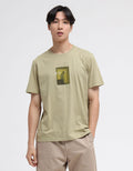 Suko Graphic Print Kerah Bulat Kaos Pria