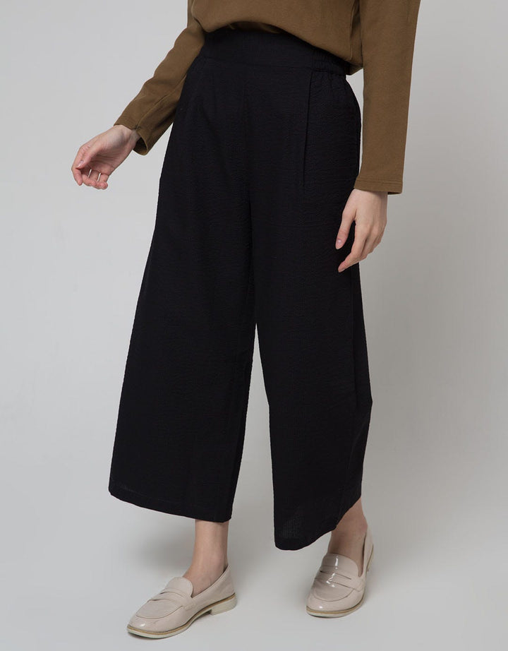 Details Long Pants Textured Fabric