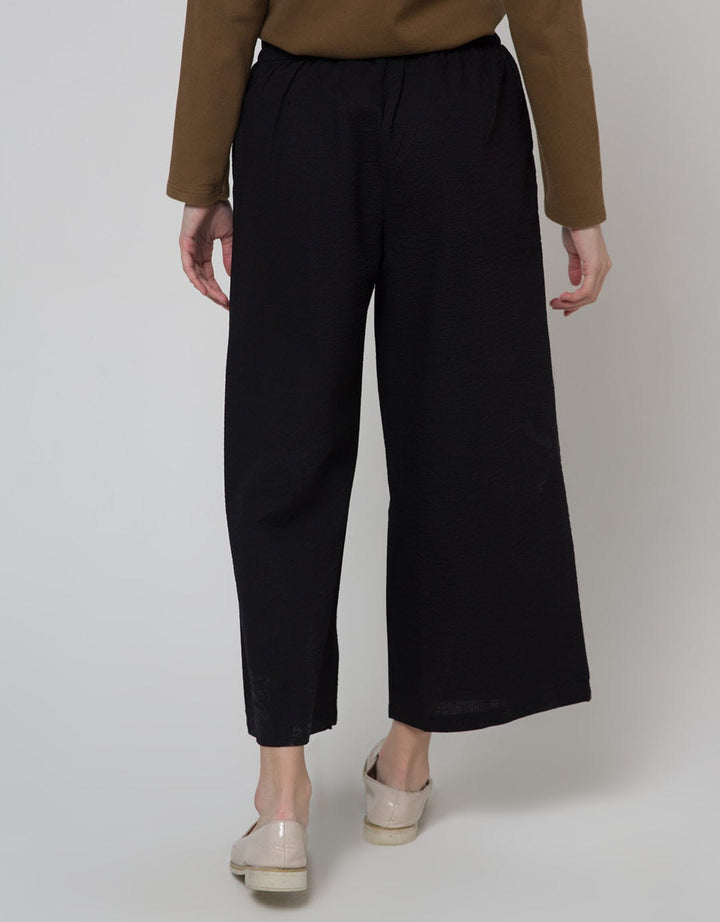 Details Long Pants Textured Fabric