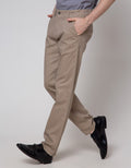 Lois Slim Stretch Fit Celana Chinos Pria