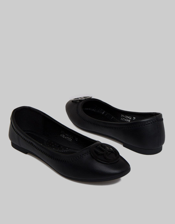 Yongki Komaladi Flat Shoes Stitching Line