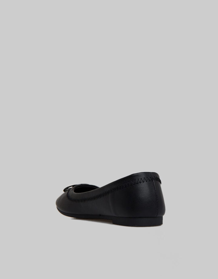 Yongki Komaladi Flat Shoes Stitching Line