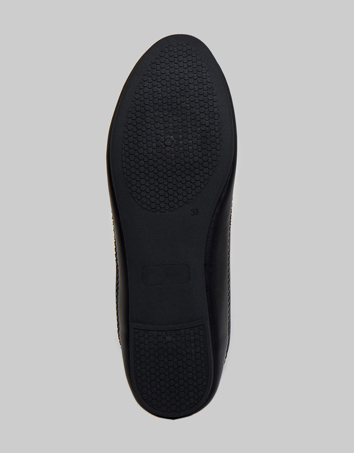 Yongki Komaladi Flat Shoes Stitching Line