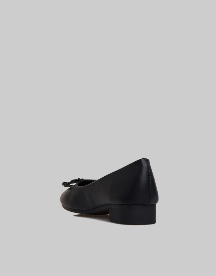 Yongki Komaladi Flat Shoes Tie Look