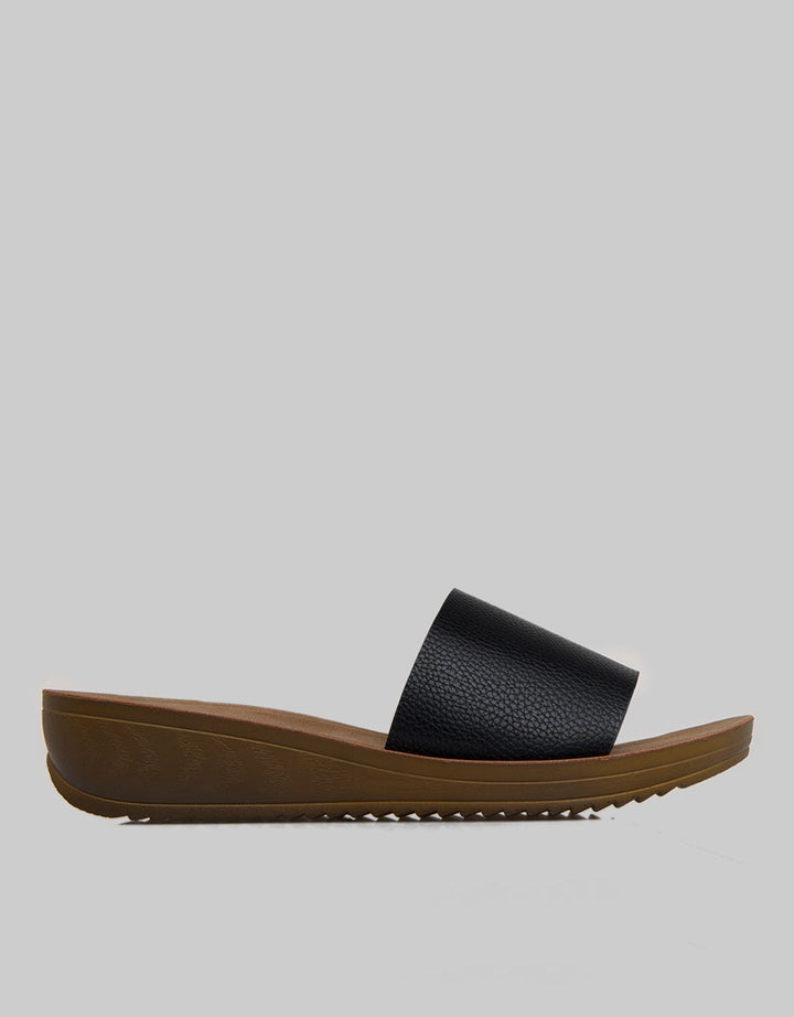 Yongki Komaladi Big Strap Sandal