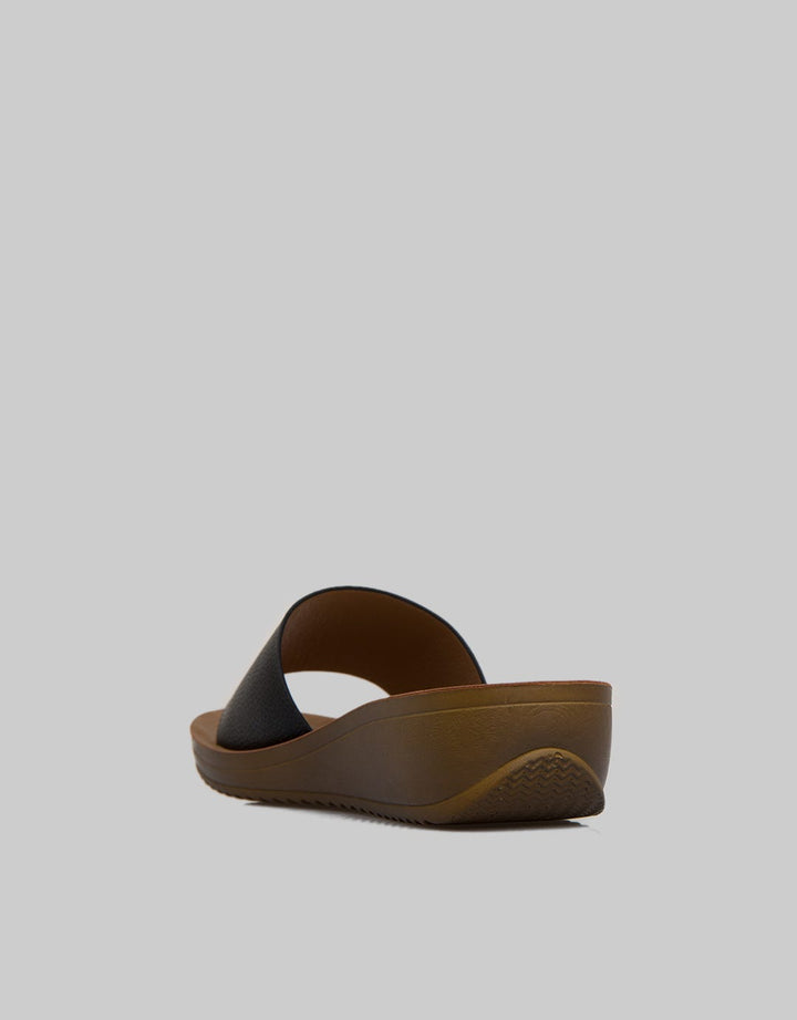 Yongki Komaladi Big Strap Sandal