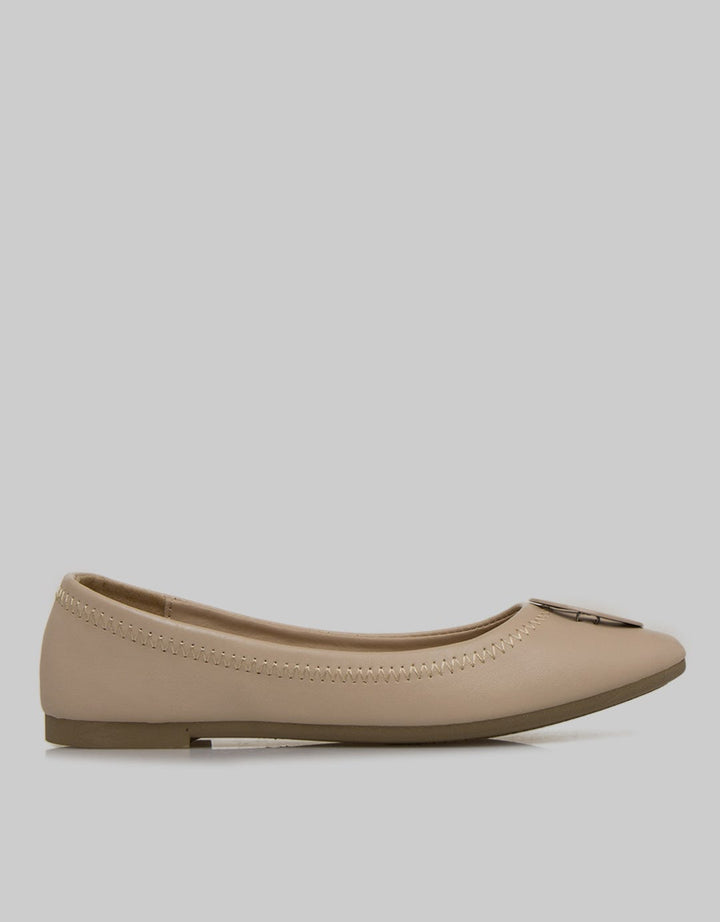 Yongki Komaladi Flat Shoes Stitching Line