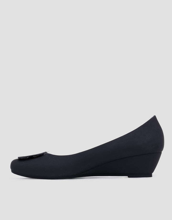 Details Slip On Buckle Heels Wanita