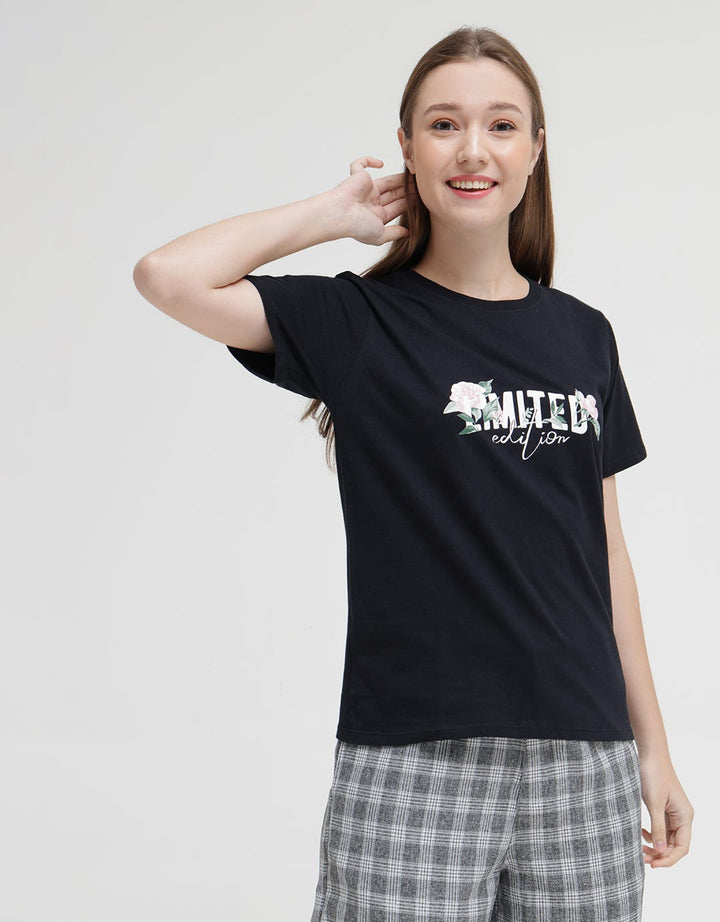 Details Wording Limited Edition Kaos Regular Wanita