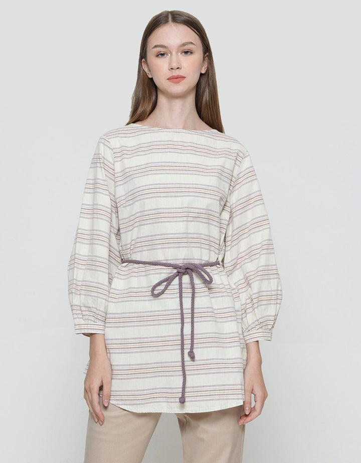 Expand Gyreth Blouse Wanita
