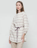 Expand Gyreth Blouse Wanita