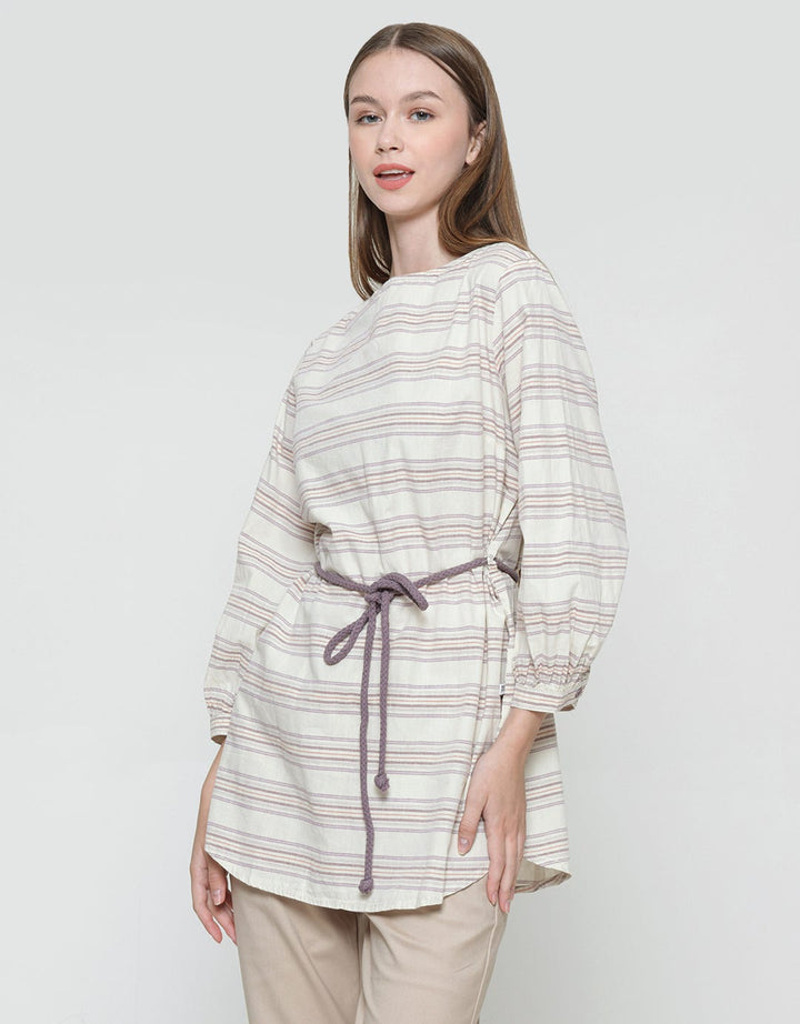 Expand Gyreth Blouse Wanita