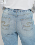 Geela Light Wash Ripped Cropped Jeans Wanita