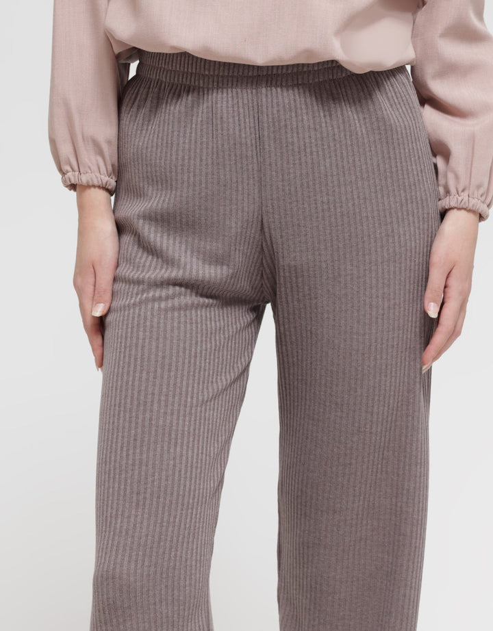 Details Celana Panjang Basic Knit Bottom Wanita