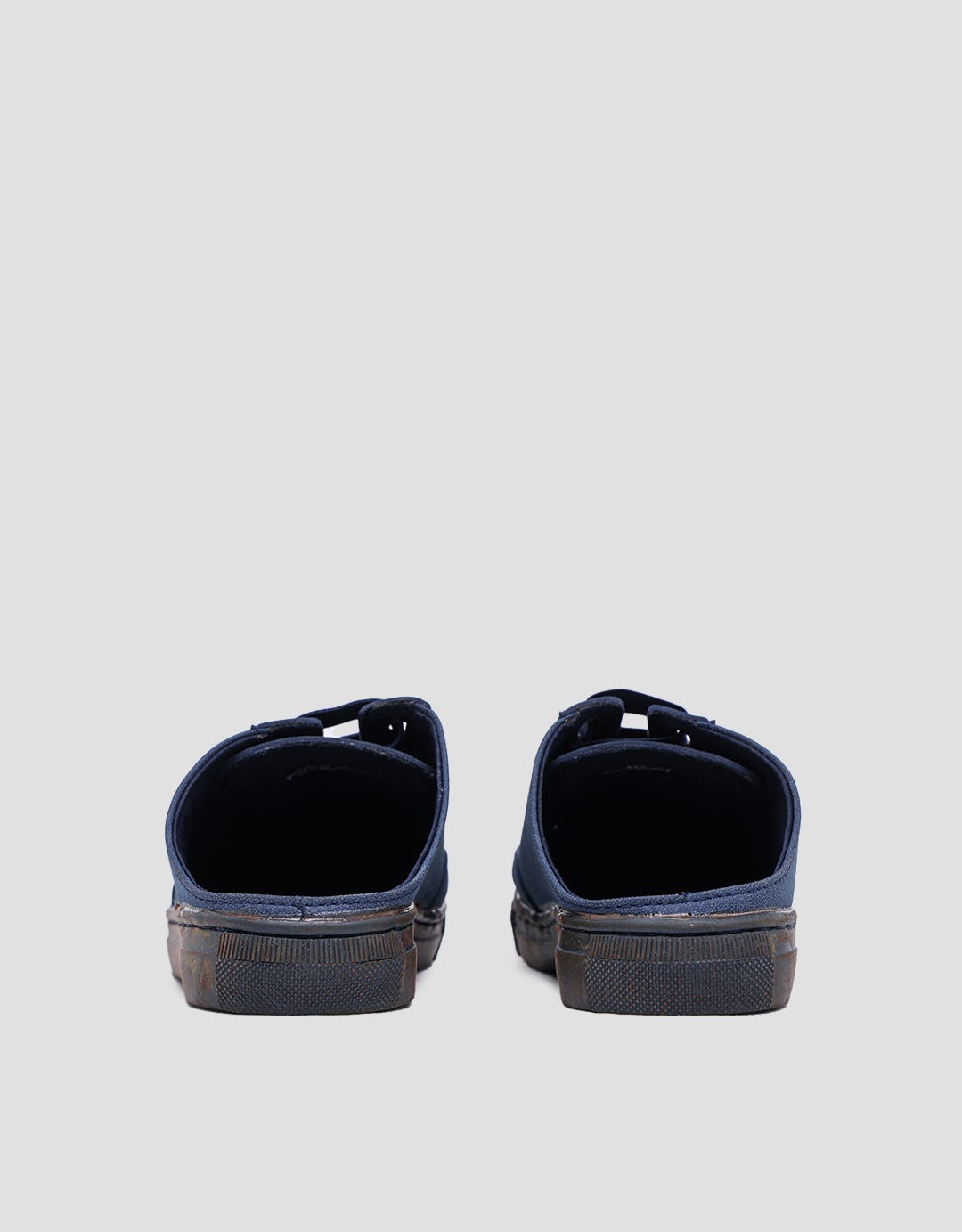 Yongki Komaladi Open Back Sandal Bustong Pria