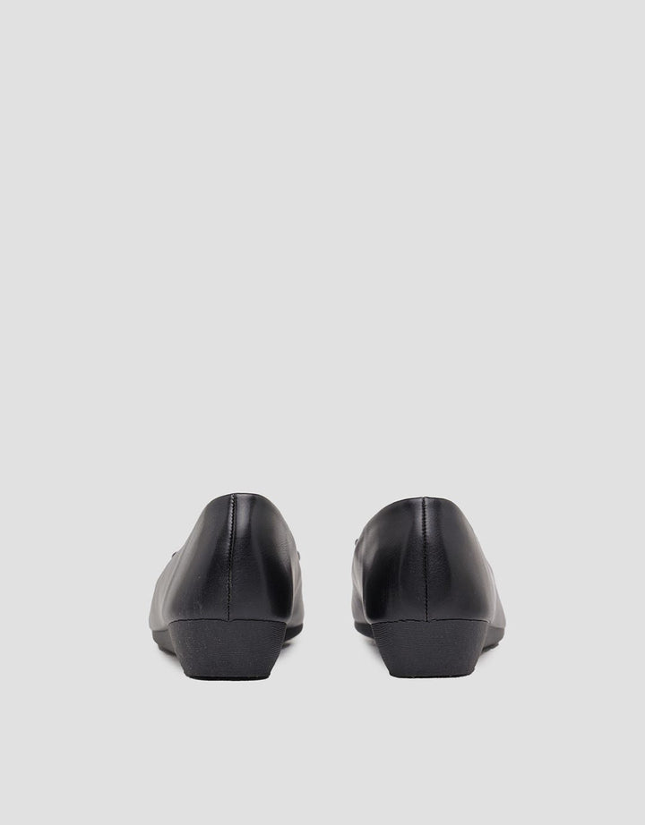 St. Yves Ballerina Buckle Sepatu Flat Wanita