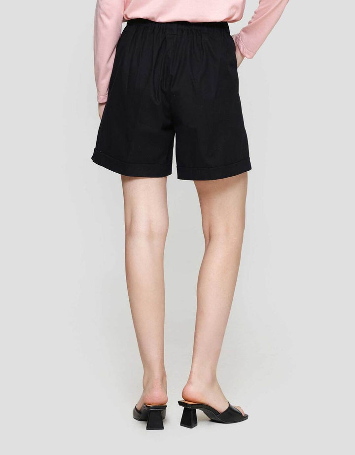 Nevada Woven Basic Pleats Celana Pendek Wanita