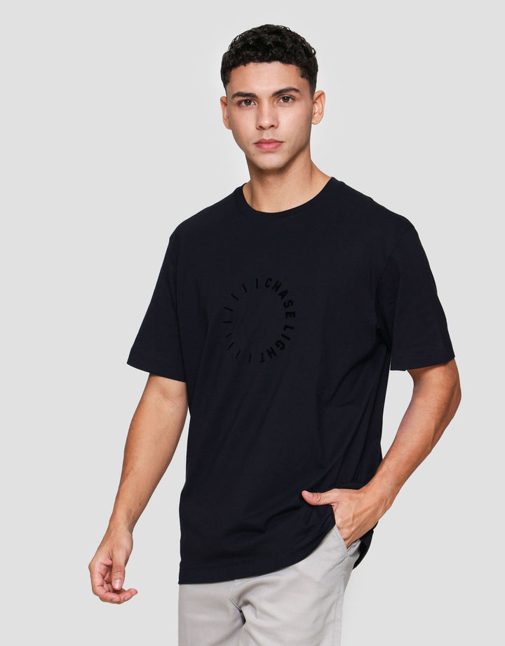 Cole Graphic Flocking Round Chase Kaos Pria
