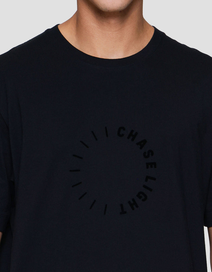 Cole Graphic Flocking Round Chase Kaos Pria