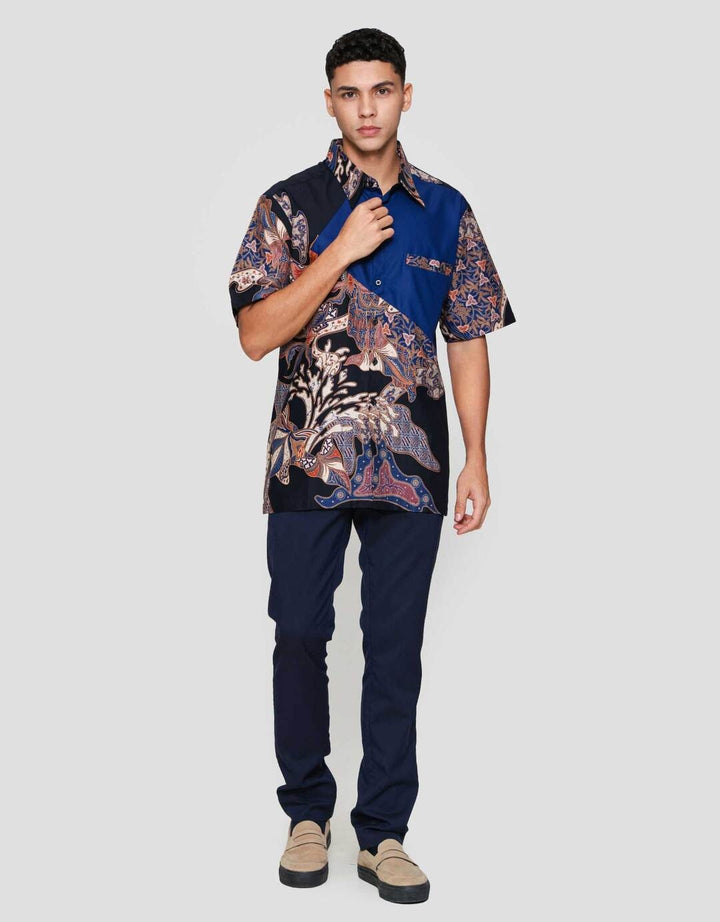 Arjuna Weda Hem Body Fit Daun Kemeja Batik Pria