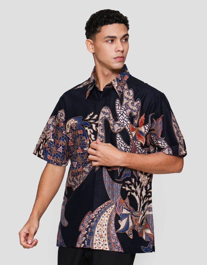 Arjuna Weda Hem Body Fit Bayik Daun Kemeja Batik Pria