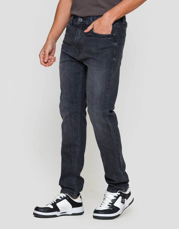 Nevada Spray Washed Tapered Fit Celana Denim Pria