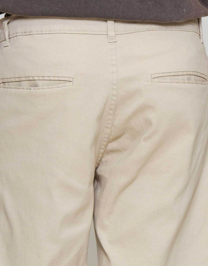 Nevada Woven Slim Fit Celana Pendek Chinos Pria