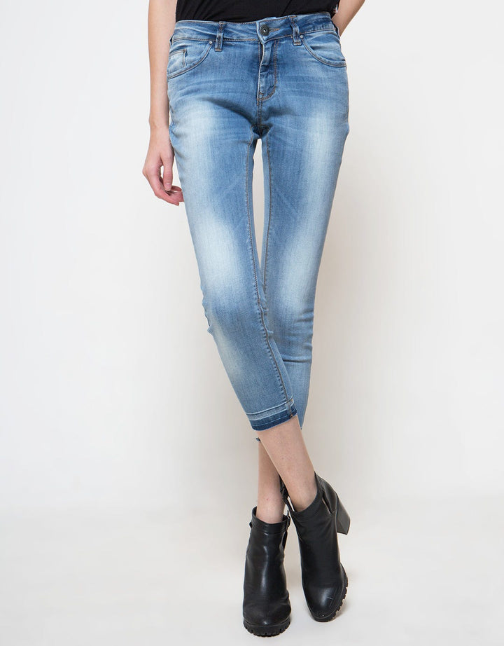 Cardinal Girl Crop Washed Denim Wanita