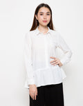 Details Kemeja Ruffles Wanita
