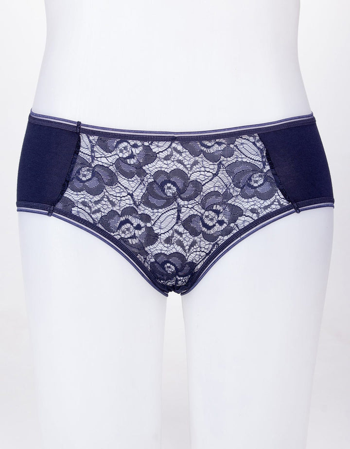 Cynthia Mini's panty is currently brukat