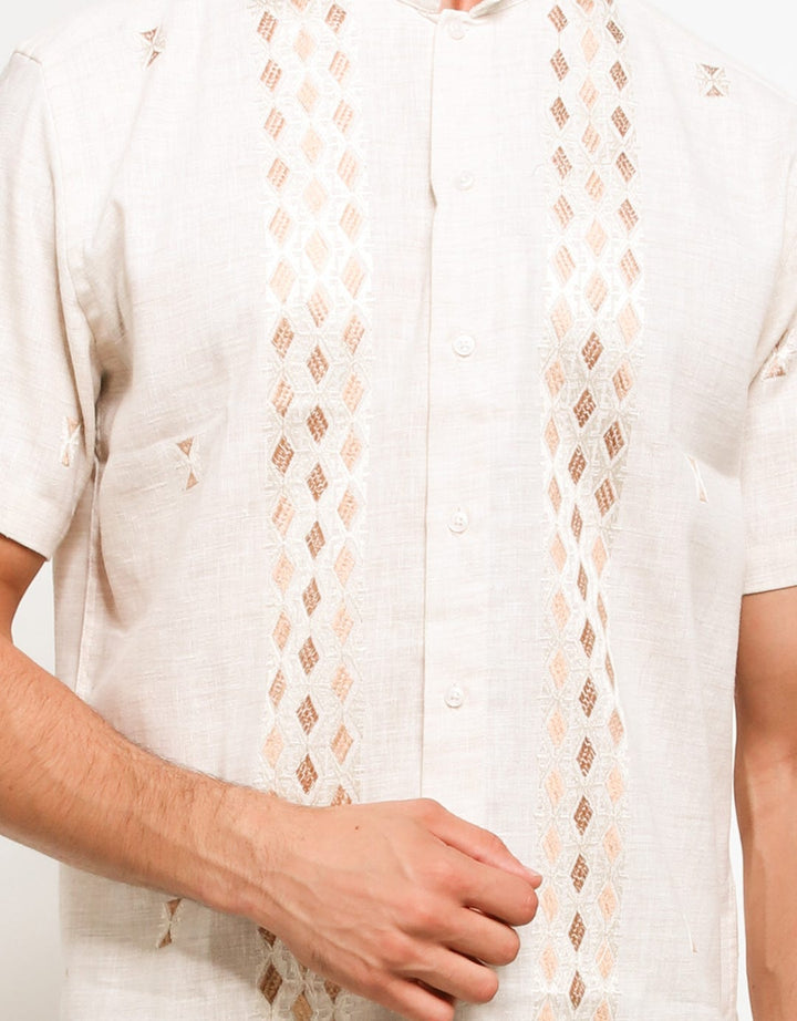 Hassenda Baju Koko Motif Bordir Lengan Pendek