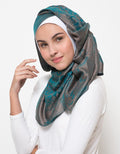 Hijabku Motif Rintik Air Kontras Pashmina