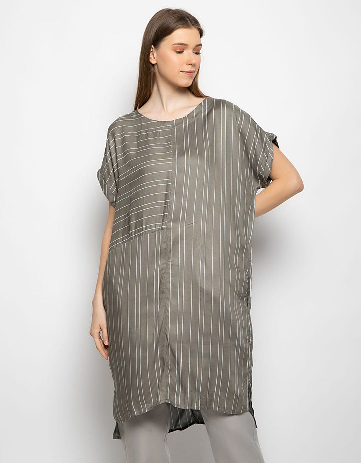 Minimal Cut & Sewn Kaftan Blouse